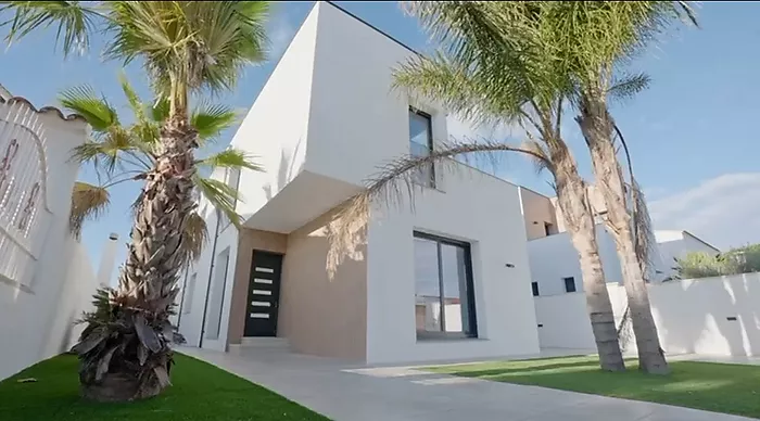 New villa for sale in Empuriabrava