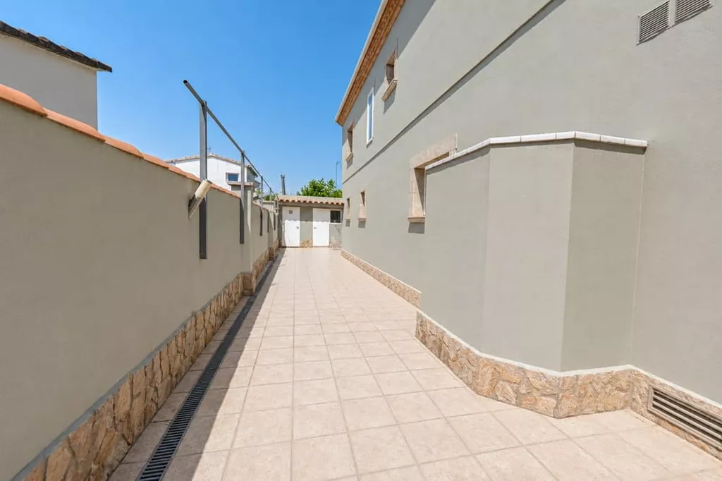 Exklusive Villa in zweiter Meereslinie mit privatem Pool in Empuriabrava.