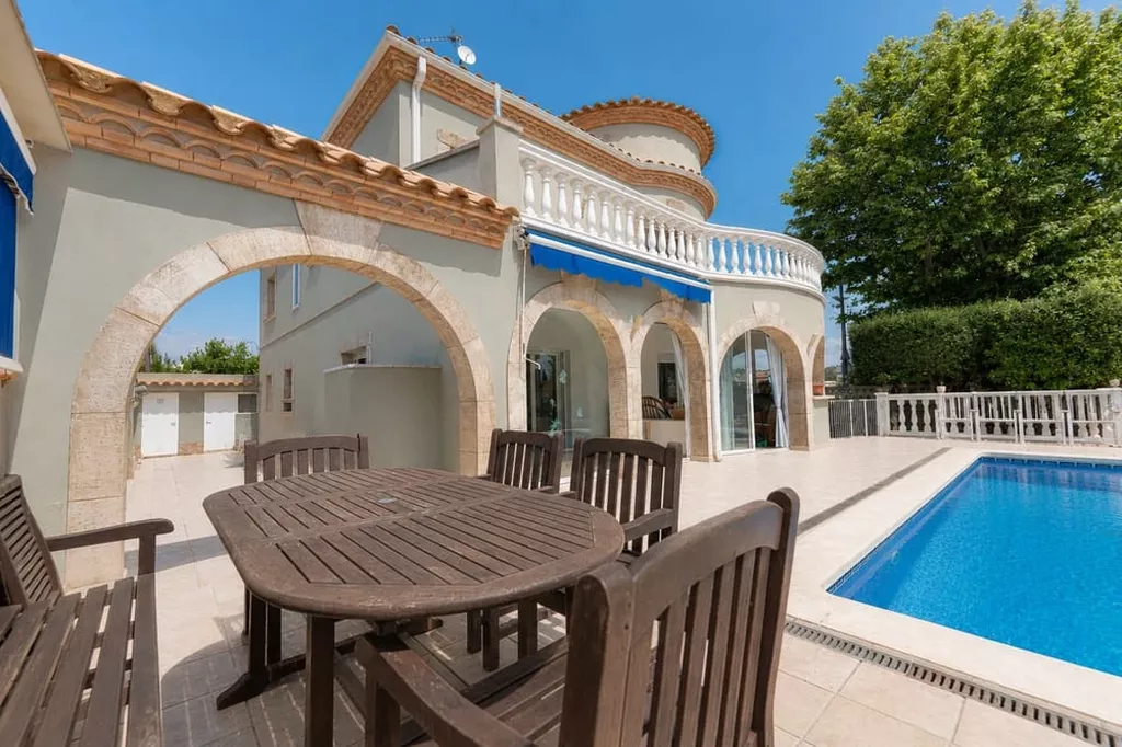 Exklusive Villa in zweiter Meereslinie mit privatem Pool in Empuriabrava.