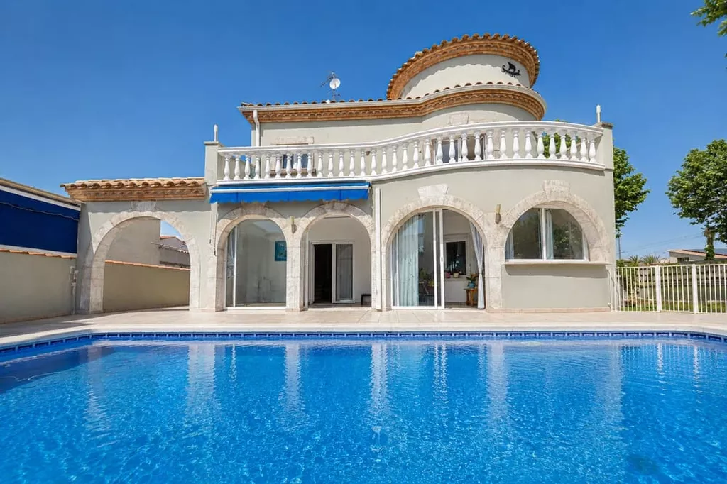 Exklusive Villa in zweiter Meereslinie mit privatem Pool in Empuriabrava.
