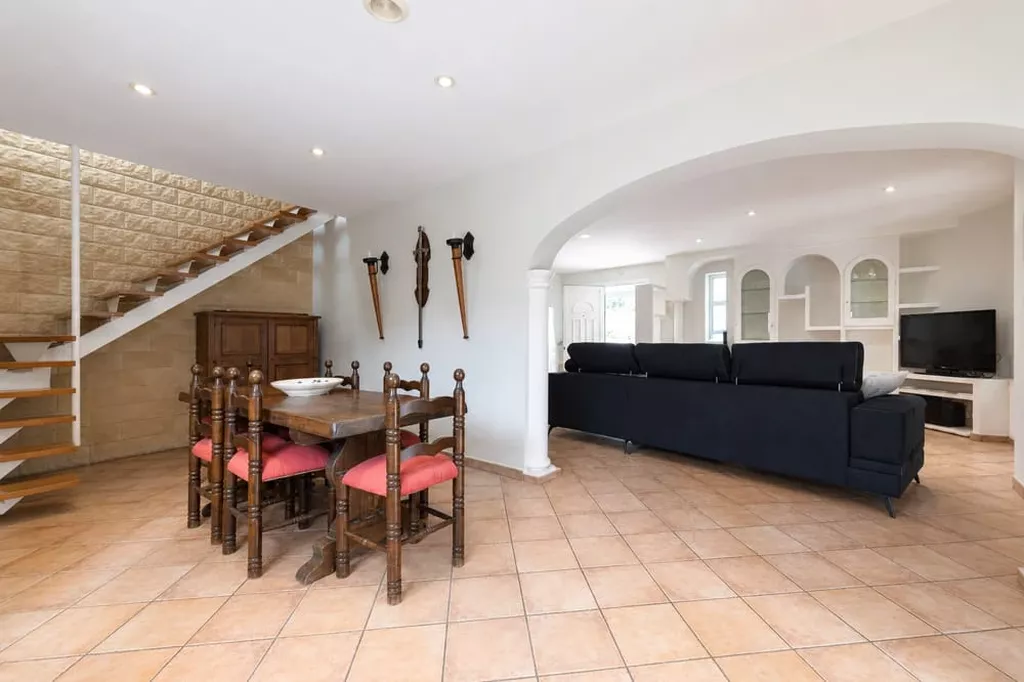 Exklusive Villa in zweiter Meereslinie mit privatem Pool in Empuriabrava.