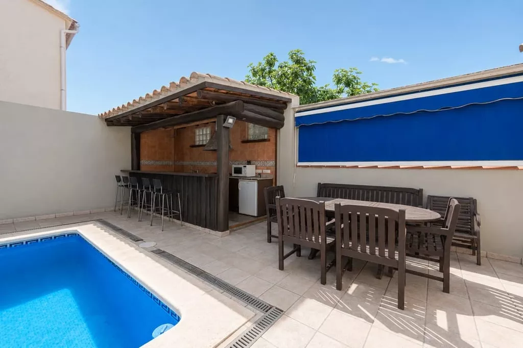Exklusive Villa in zweiter Meereslinie mit privatem Pool in Empuriabrava.