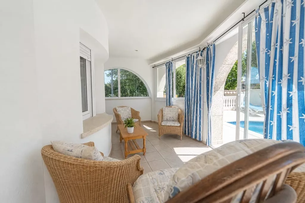 Exklusive Villa in zweiter Meereslinie mit privatem Pool in Empuriabrava.