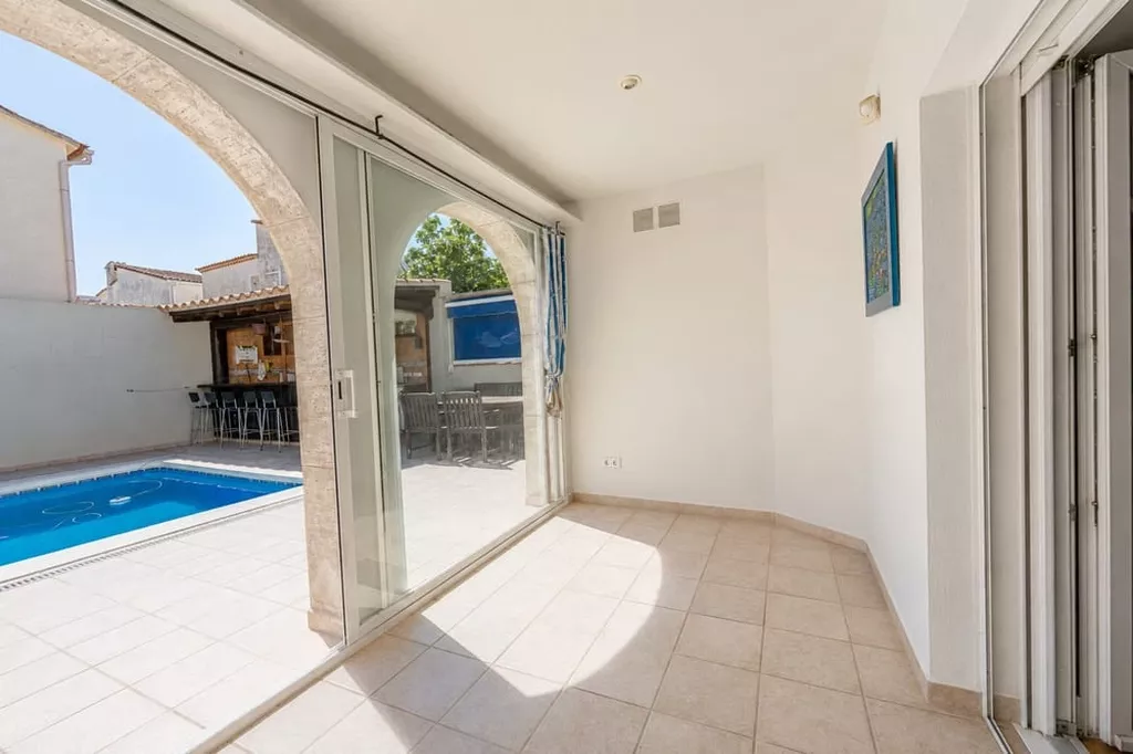 Exklusive Villa in zweiter Meereslinie mit privatem Pool in Empuriabrava.