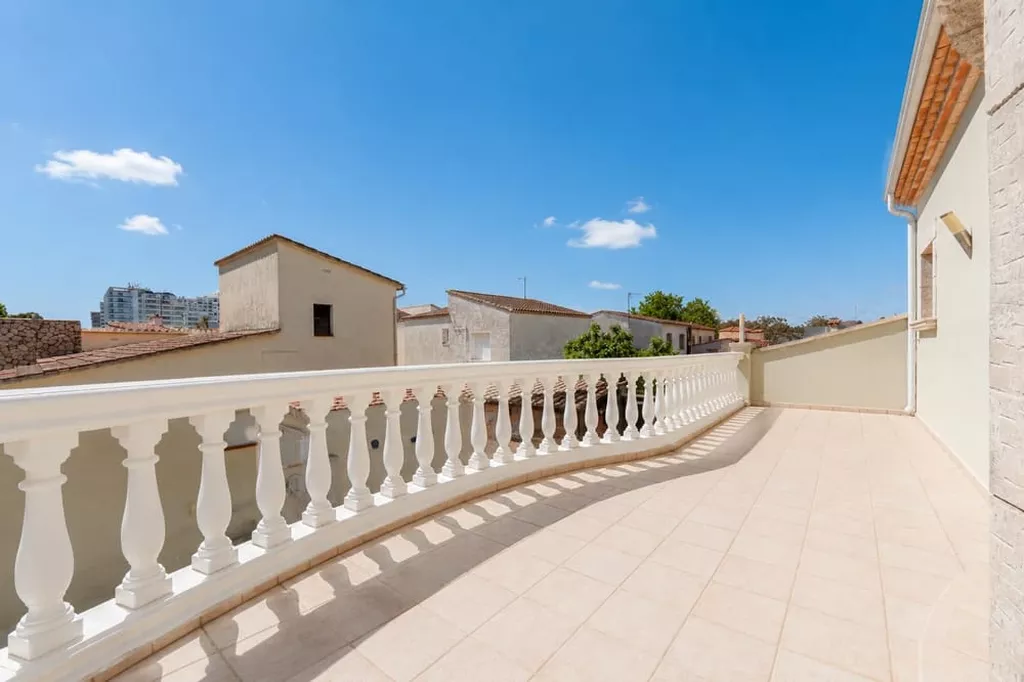 Exklusive Villa in zweiter Meereslinie mit privatem Pool in Empuriabrava.