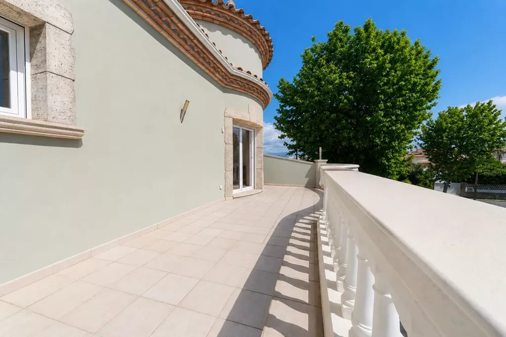 Exklusive Villa in zweiter Meereslinie mit privatem Pool in Empuriabrava.