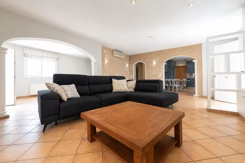 Exklusive Villa in zweiter Meereslinie mit privatem Pool in Empuriabrava.
