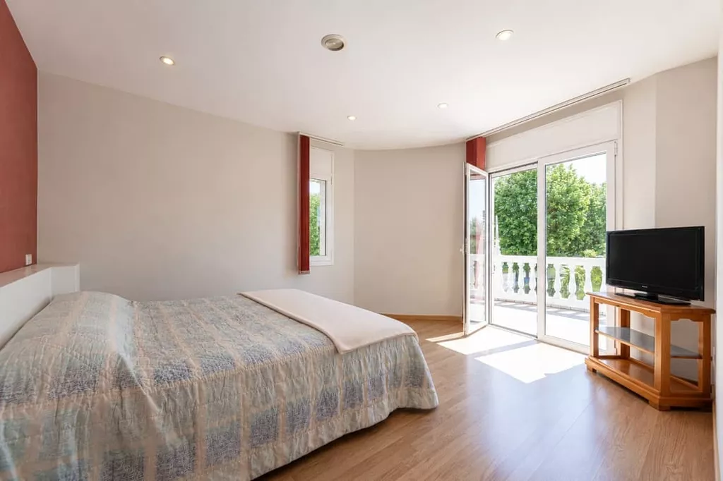 Exklusive Villa in zweiter Meereslinie mit privatem Pool in Empuriabrava.