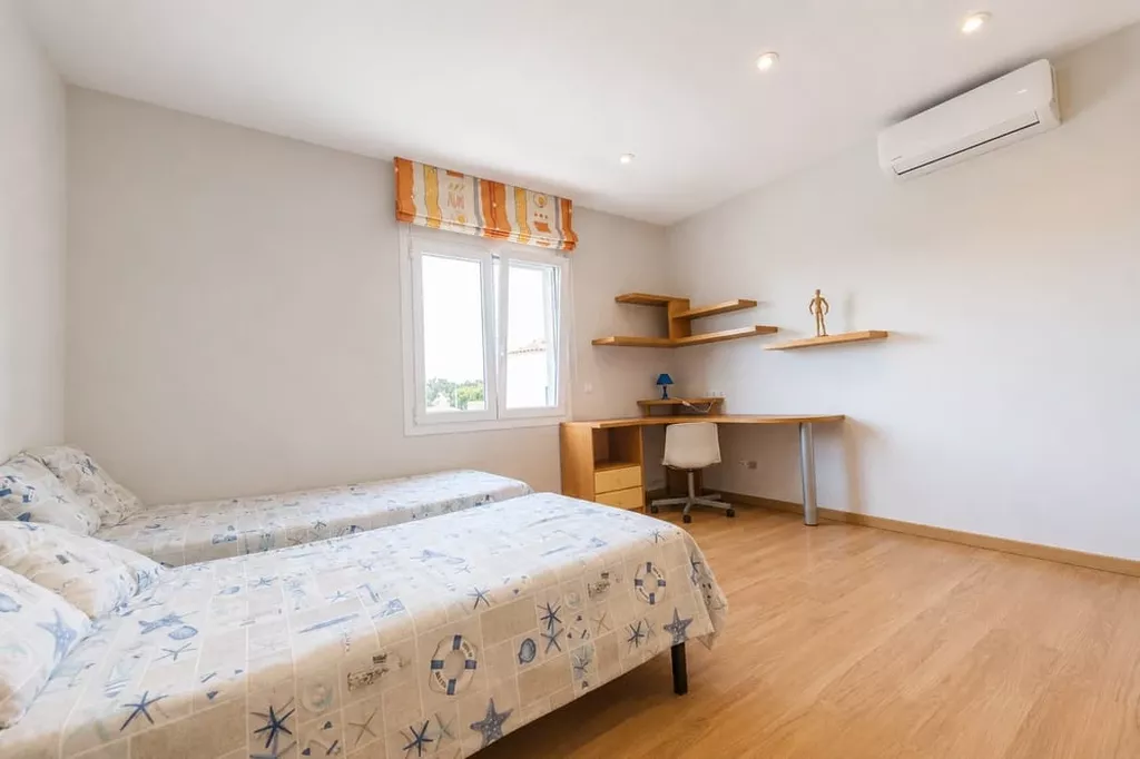 Exklusive Villa in zweiter Meereslinie mit privatem Pool in Empuriabrava.