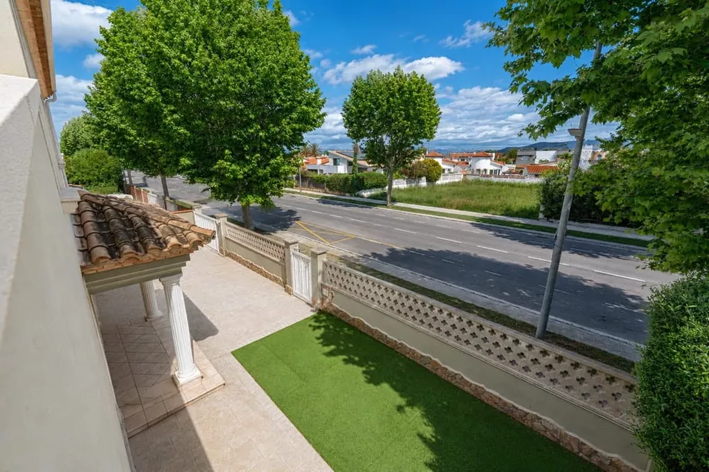 Exklusive Villa in zweiter Meereslinie mit privatem Pool in Empuriabrava.