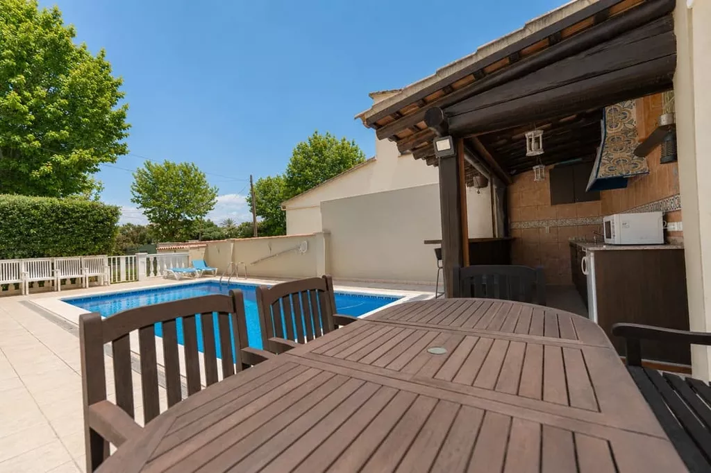 Exklusive Villa in zweiter Meereslinie mit privatem Pool in Empuriabrava.