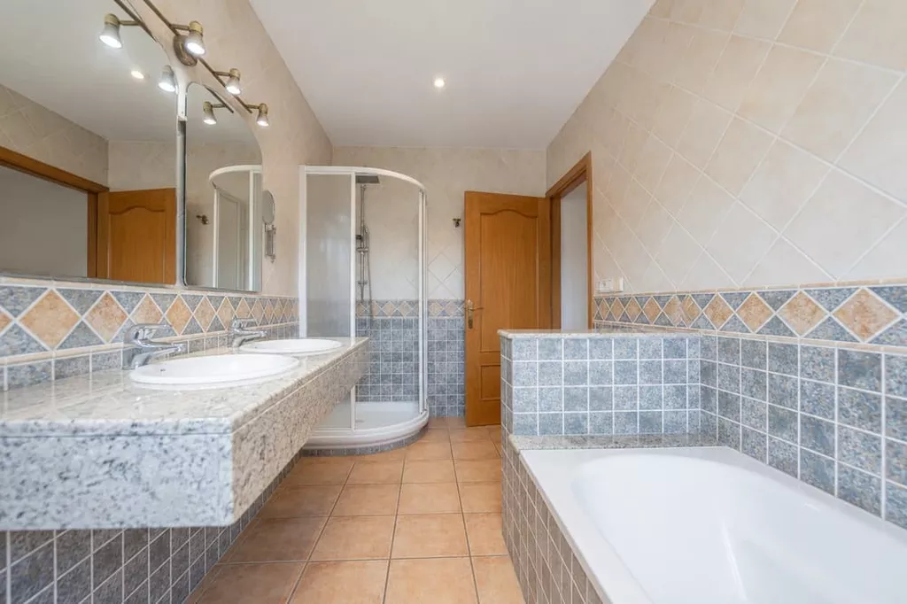 Exklusive Villa in zweiter Meereslinie mit privatem Pool in Empuriabrava.