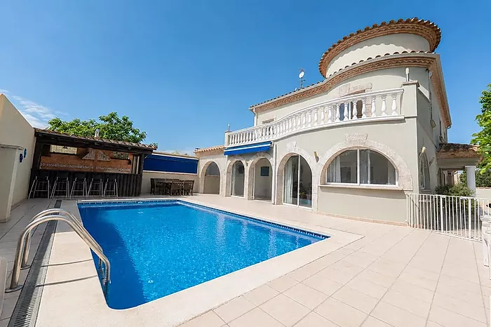 Exclusive house in the second line from the sea with private pool in Empuriabrava.