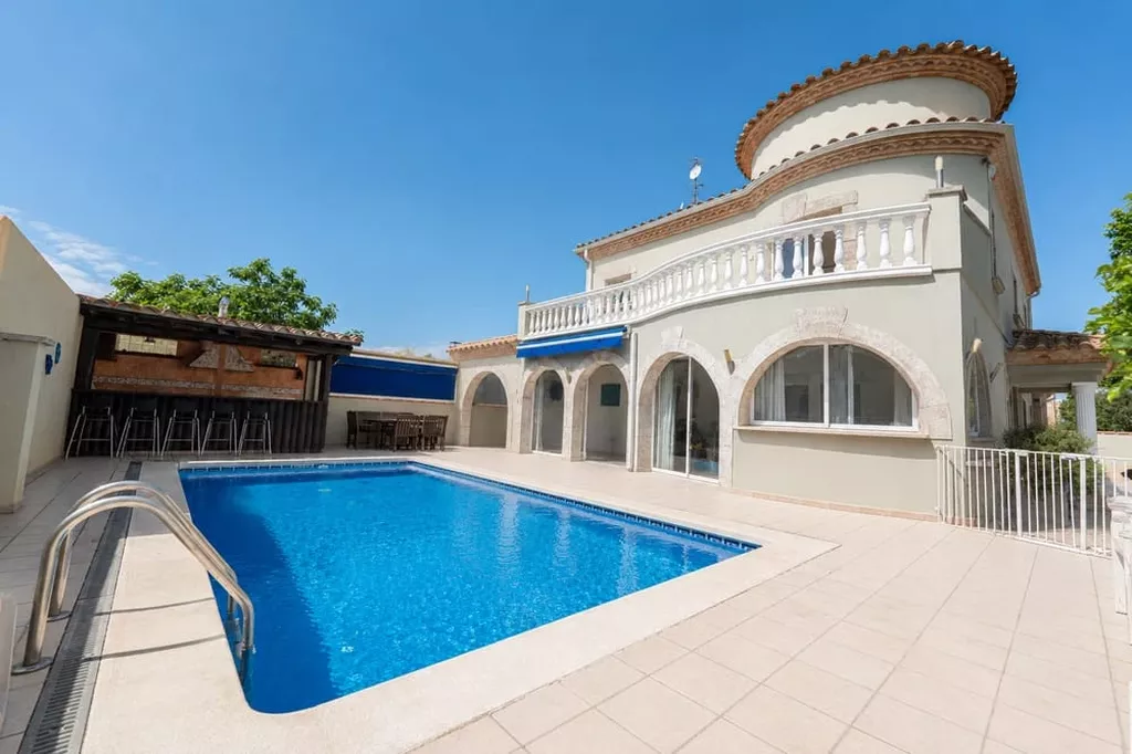 Exklusive Villa in zweiter Meereslinie mit privatem Pool in Empuriabrava.