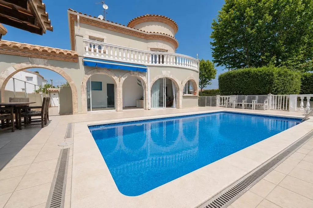 Exklusive Villa in zweiter Meereslinie mit privatem Pool in Empuriabrava.