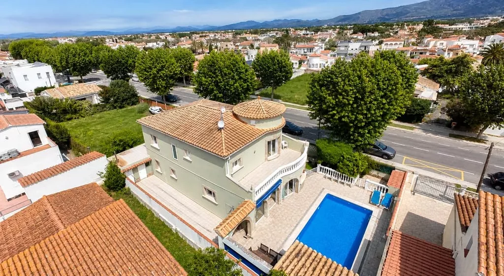 Exklusive Villa in zweiter Meereslinie mit privatem Pool in Empuriabrava.