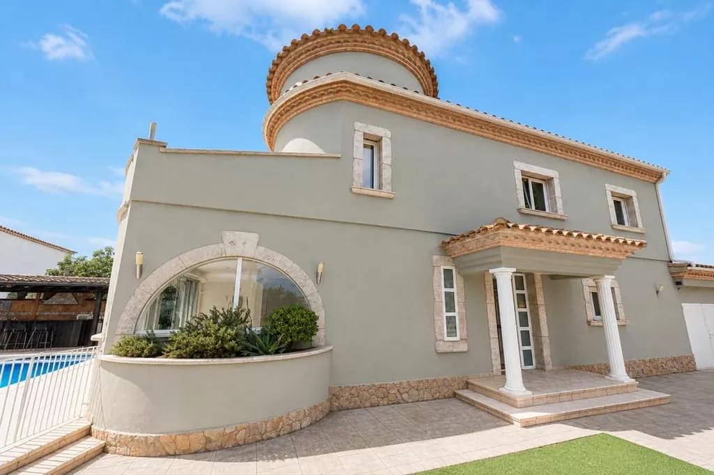 Exklusive Villa in zweiter Meereslinie mit privatem Pool in Empuriabrava.
