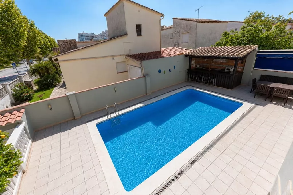 Exklusive Villa in zweiter Meereslinie mit privatem Pool in Empuriabrava.
