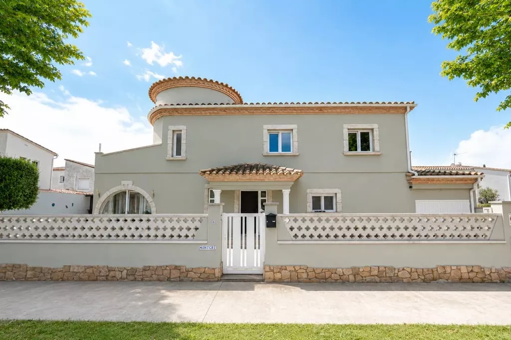 Exklusive Villa in zweiter Meereslinie mit privatem Pool in Empuriabrava.
