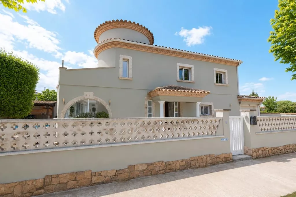 Exklusive Villa in zweiter Meereslinie mit privatem Pool in Empuriabrava.