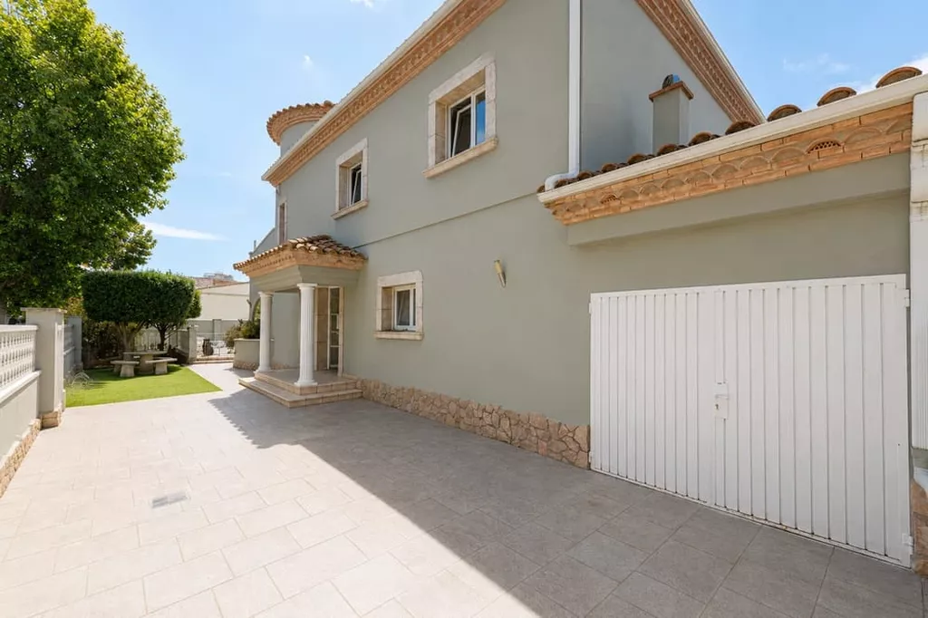 Exklusive Villa in zweiter Meereslinie mit privatem Pool in Empuriabrava.