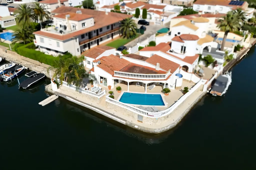 Maison à vendre à Empuriabrava au canal large