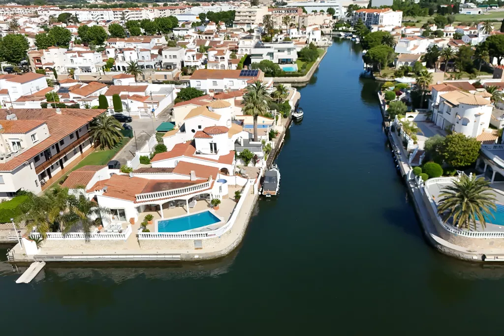 Maison à vendre à Empuriabrava au canal large