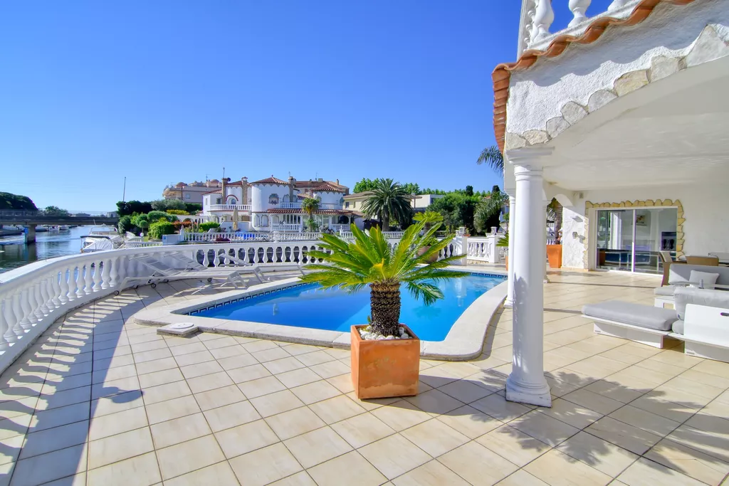 Maison à vendre à Empuriabrava au canal large