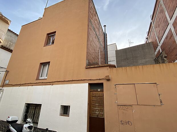 Building opportunity in the heart of Roses