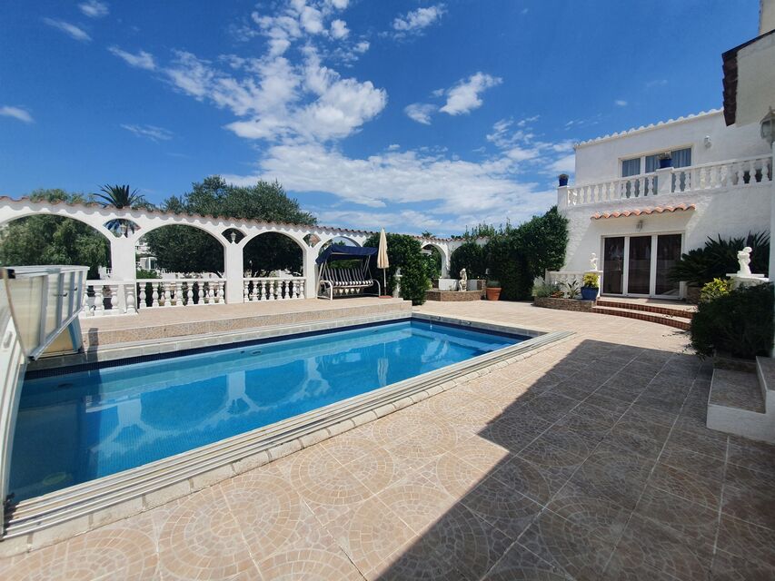 Impressive villa with 1200 m2 de parcela y 30 m de amarre