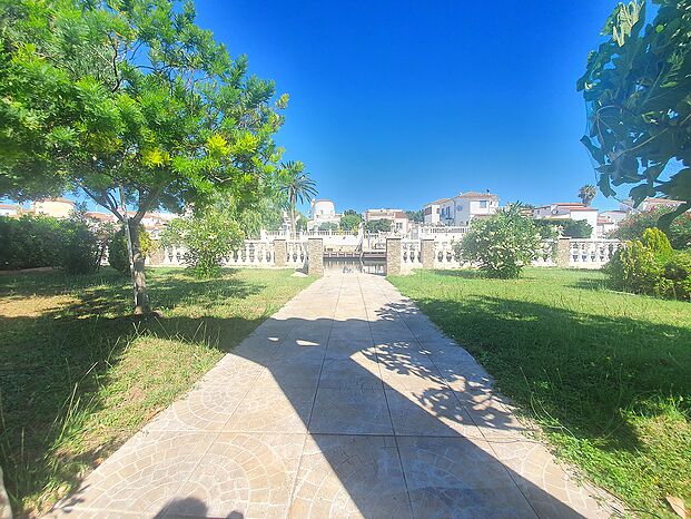 Impressive villa with 1200 m2 de parcela y 30 m de amarre
