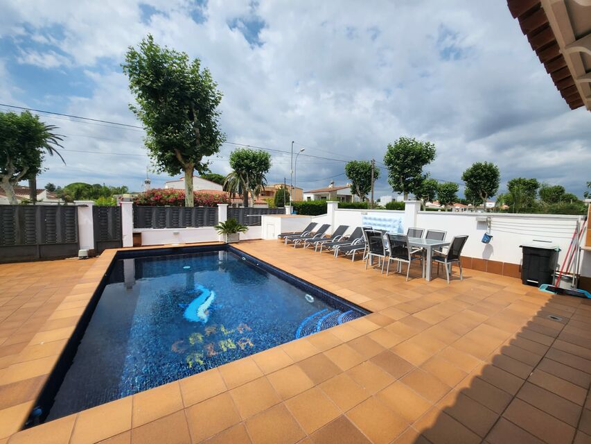 Large house with pool in Empuriabrava
