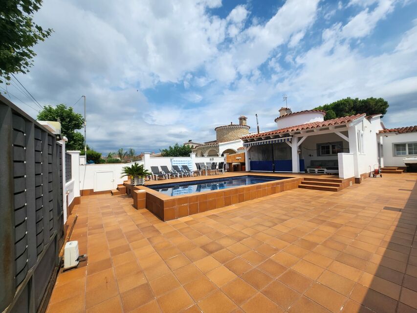 Large house with pool in Empuriabrava